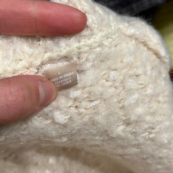 Knitted & Knotted white soft sweater, cropped, size large but fits a S-L - Picture 4 of 9